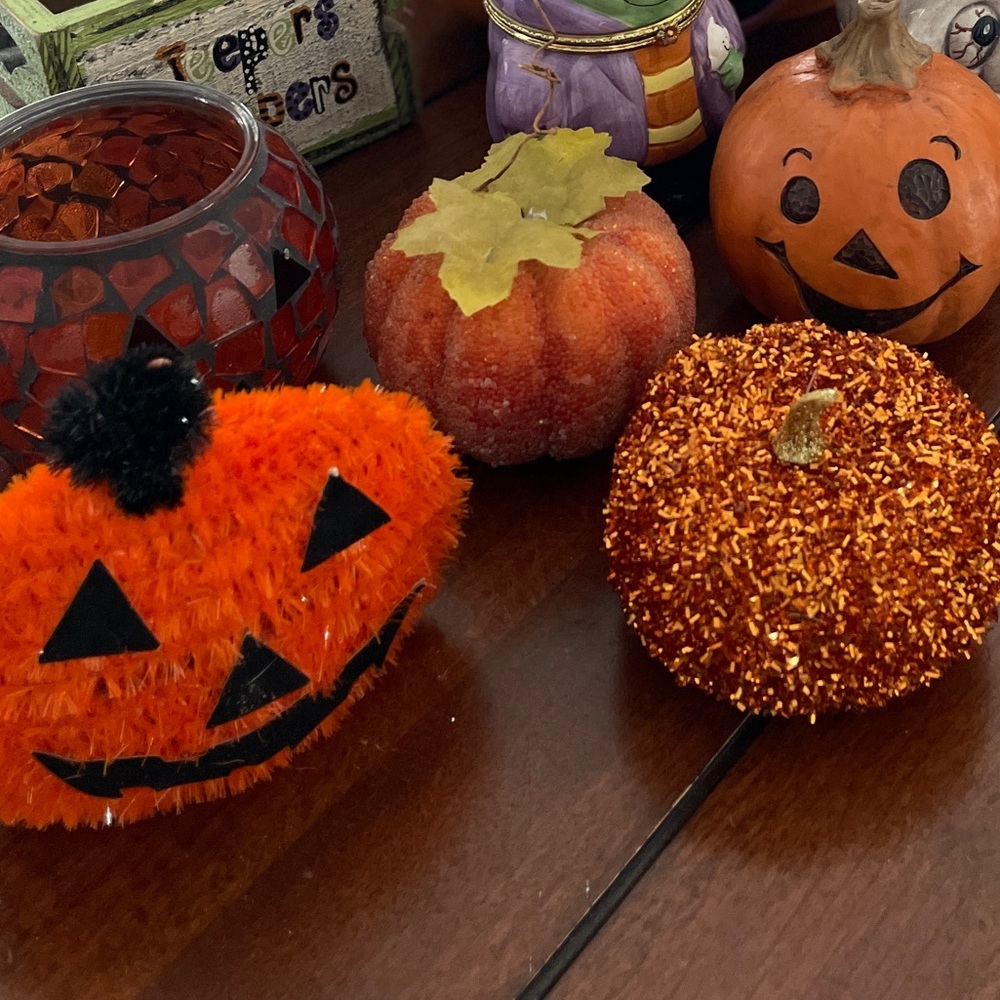 Miscellaneous Halloween pumpkins and fall decor